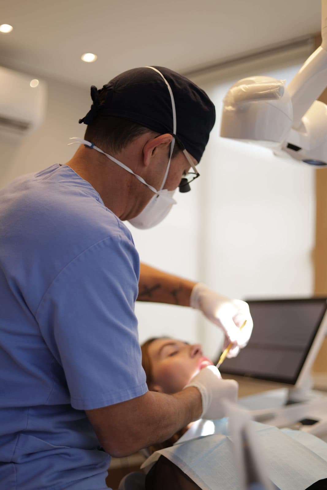 Dentista atendendo paciente no consultório