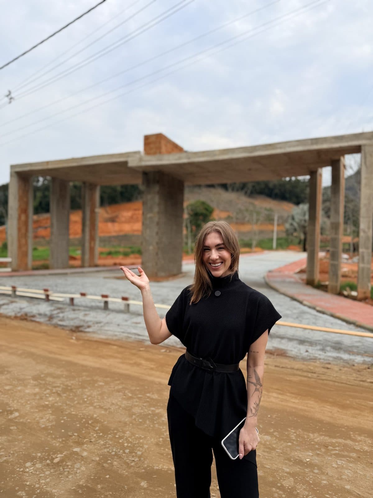 Cliente em frente à entrada de loteamento