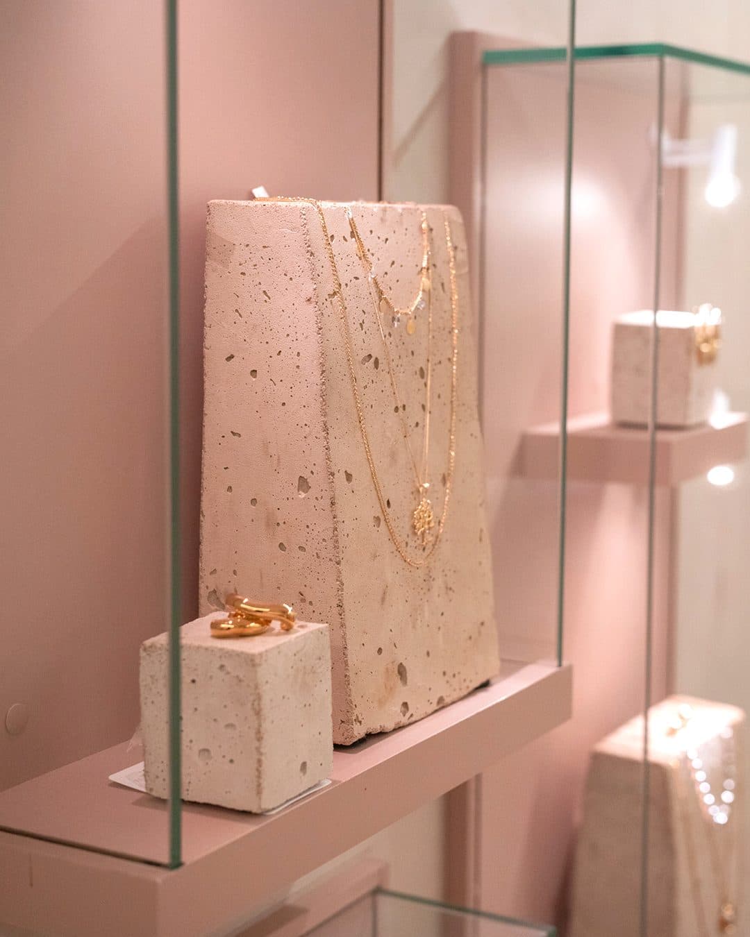 Vitrine de vidro com colares e anéis
